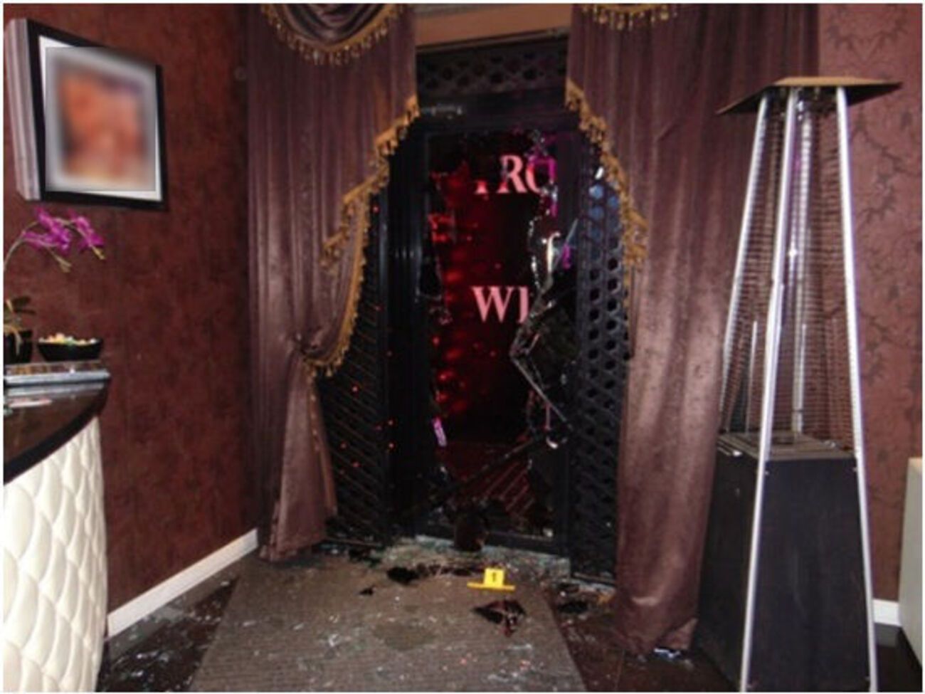 Неизвестные выбили двери в ночной клуб