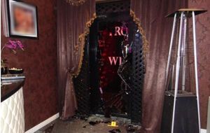 Неизвестные выбили двери в ночной клуб