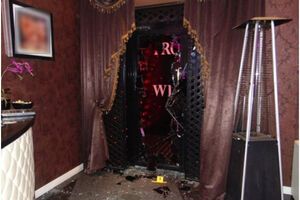 Неизвестные выбили двери в ночной клуб