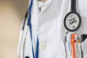 Гинзбург заявила, что родителям не стоит отказываться от госпитализации детей, если на этом настаивают медики