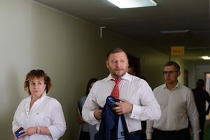 Добкін (в центрі) проходить у справі про землю в Харкові