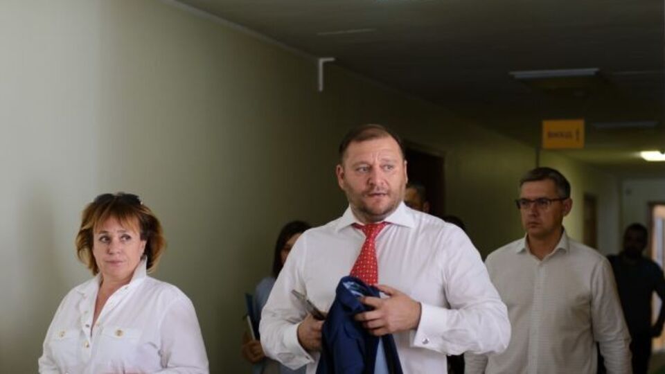 Добкін (в центрі) проходить у справі про землю в Харкові