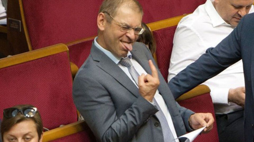 Нардеп від "Народного фронту" Сергій Пашинський тільки у 2016-му щонайменше двічі публічно демонстрував те, що демонстрував