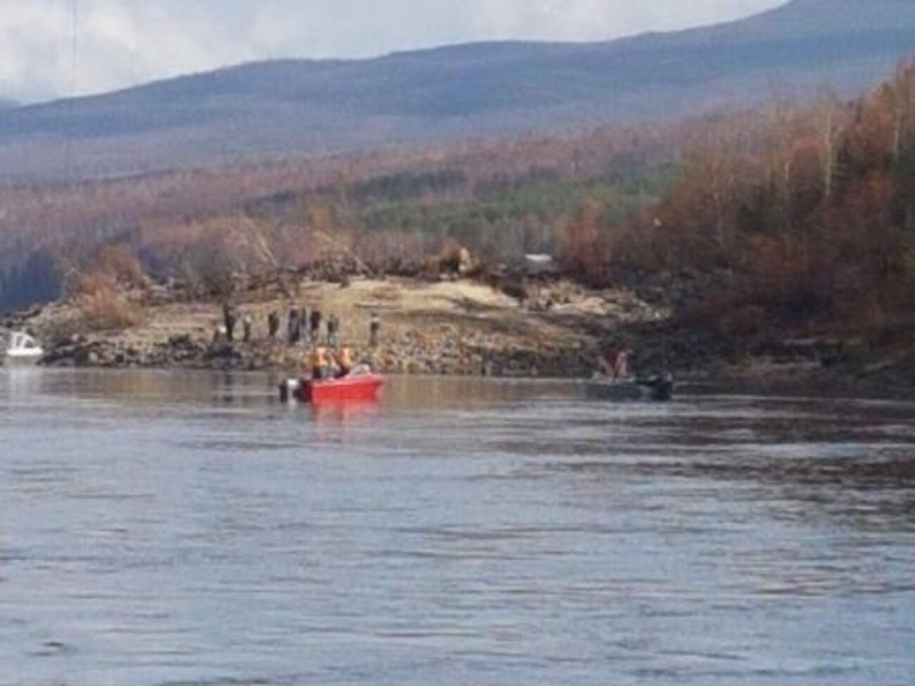 Вертолет затонул в реке