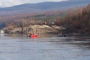 Вертолет затонул в реке