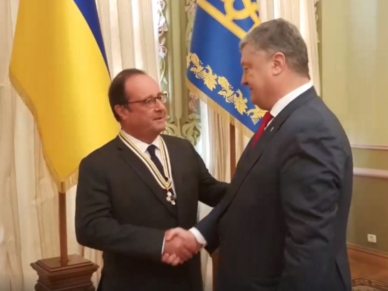 Награждение Франсуа Олланда состоялось 1 октября