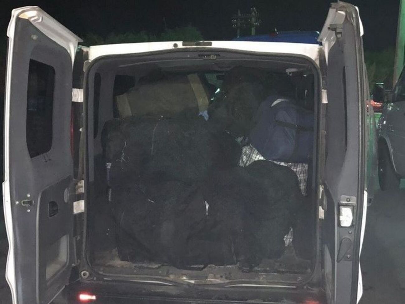 Товар виявили в кузові автомобіля розфасованим у дорожні сумки
