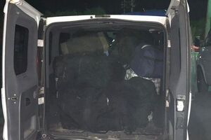 Товар виявили в кузові автомобіля розфасованим у дорожні сумки