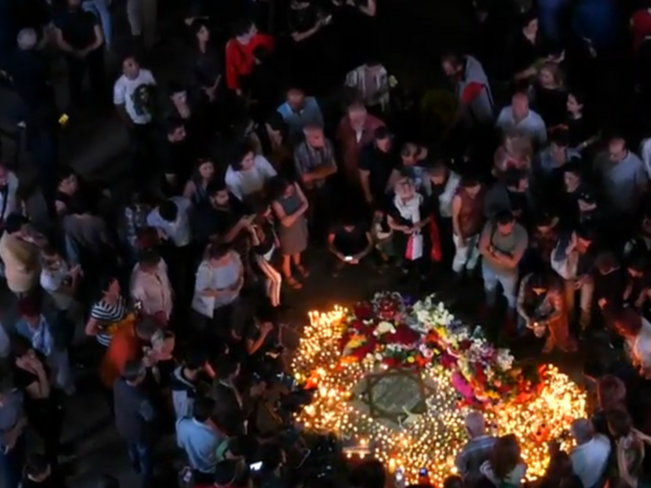 Сотни ереванцев несут цветы и свечи на площадь Азнавура