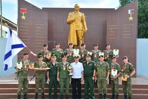 На памятнике в Дальневосточном высшем общевойсковом командном училище выгравирована фамилия Героя России Чепиги
