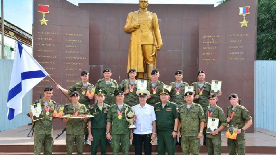 На памятнике в Дальневосточном высшем общевойсковом командном училище выгравирована фамилия Героя России Чепиги