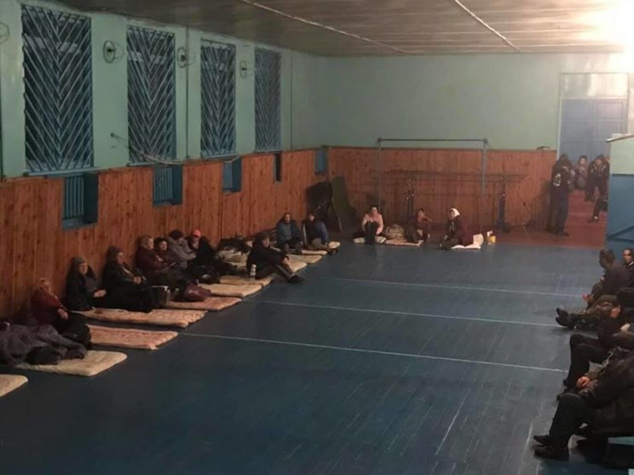 Взрывы в Черниговской области: эвакуированные жители ночевали на матах в школах и детсадах. Фоторепортаж