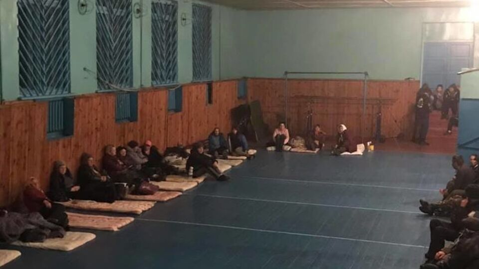 Взрывы в Черниговской области: эвакуированные жители ночевали на матах в школах и детсадах. Фоторепортаж