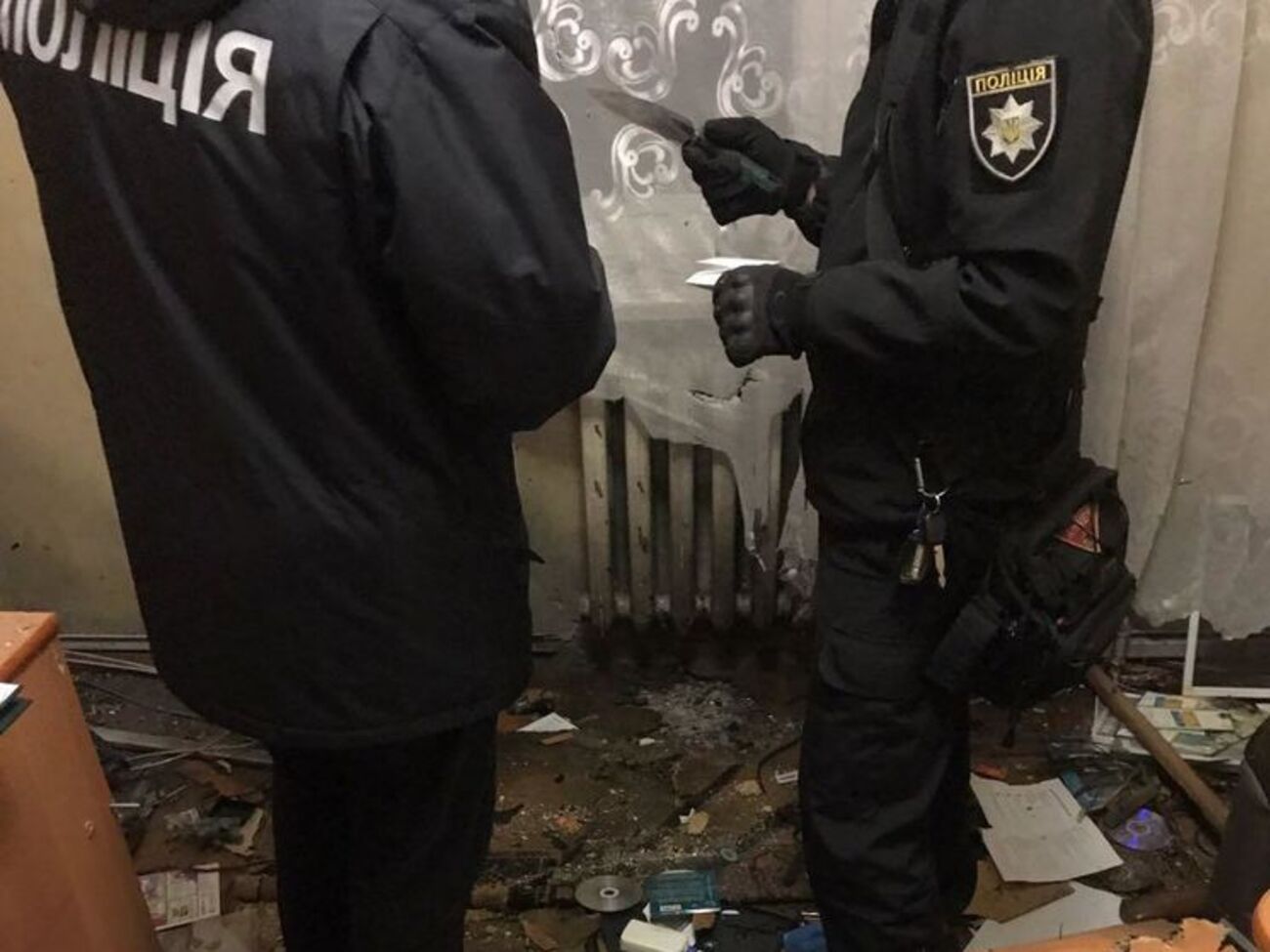 У поліції зазначили, що вилучили з місця події речові докази