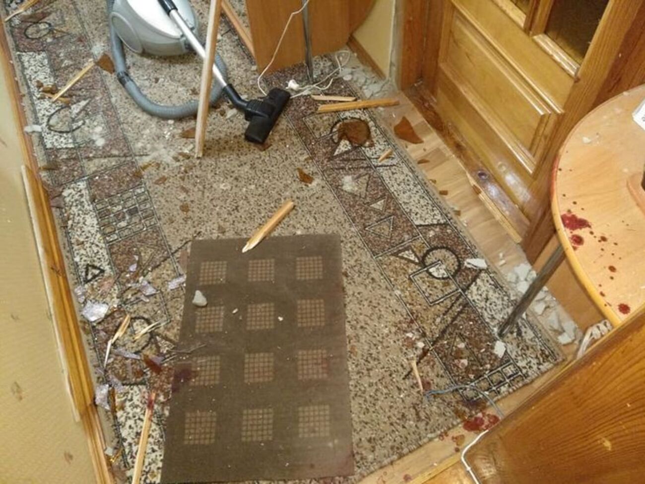 Инцидент произошел около 00.30 10 октября. В квартире, куда бросили гранату, находились мать Мазура, отец и старший брат