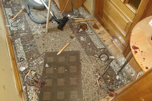 Инцидент произошел около 00.30 10 октября. В квартире, куда бросили гранату, находились мать Мазура, отец и старший брат