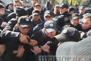 В ходе пикета под МВД с требованием расследовать взрыв в квартире координатора С14 произошла потасовка. Фоторепортаж