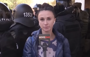 Анастасию Пшеничную облили "белым веществом" на акции у здания МВД