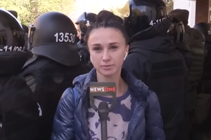 Анастасию Пшеничную облили "белым веществом" на акции у здания МВД
