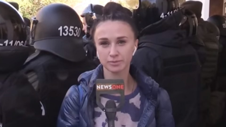 Анастасію Пшеничну облили "білою речовиною" на акції біля будівлі МВС