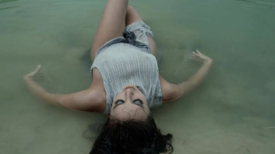 Участницы "Горячего шоколада" позировали в воде