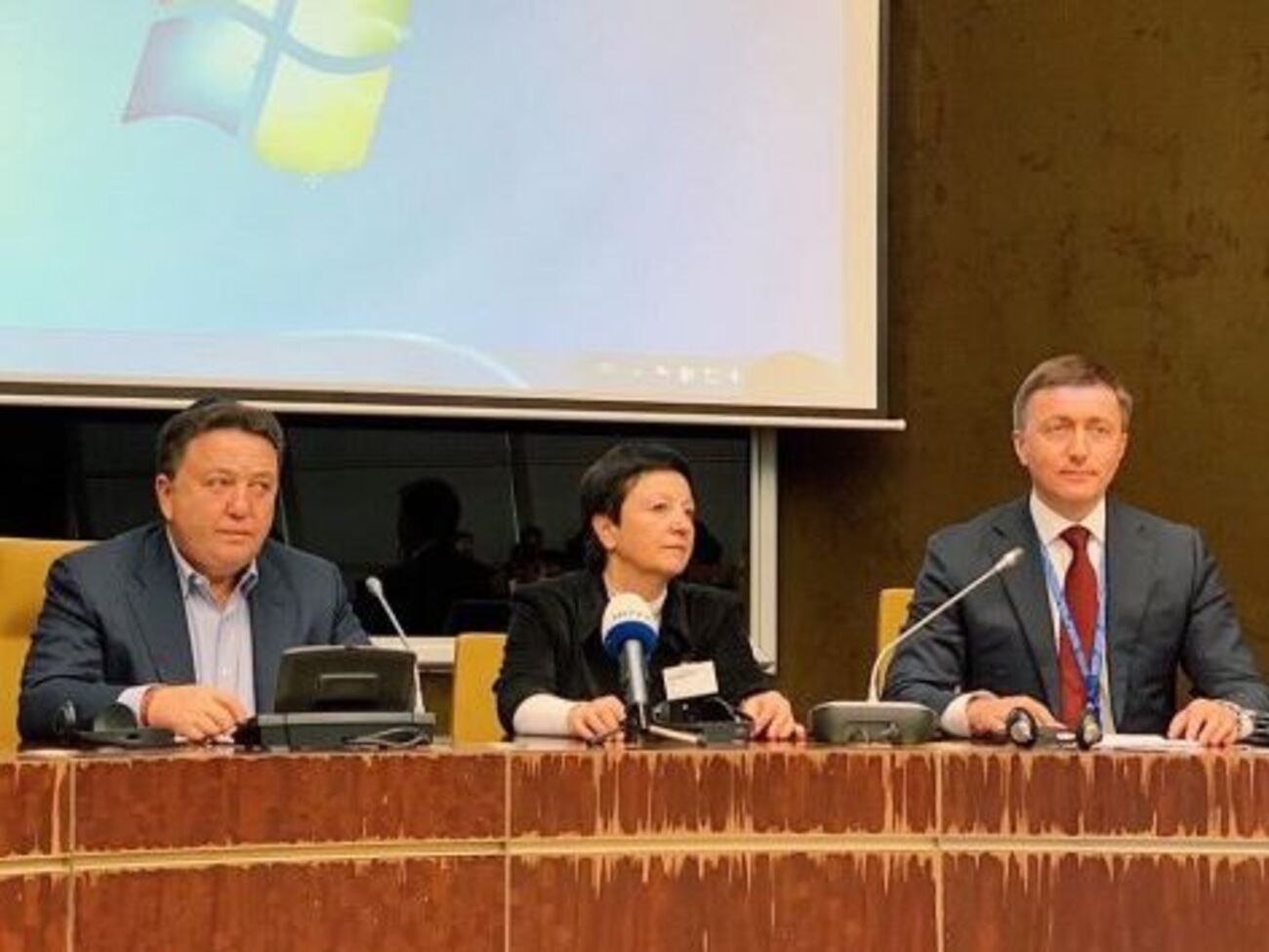 Олександр Фельдман подякував за сприяння у підготовці заходу народному депутату України Сергію Лабазюку (праворуч)