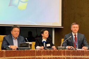 Олександр Фельдман подякував за сприяння у підготовці заходу народному депутату України Сергію Лабазюку (праворуч)