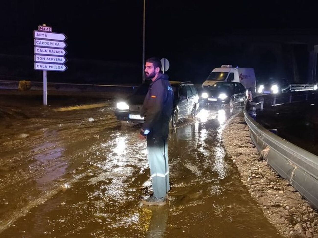 Десятки водителей оказались в ловушке на дорогах из-за наводнения на Майорке