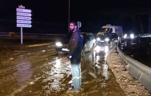 Десятки водителей оказались в ловушке на дорогах из-за наводнения на Майорке