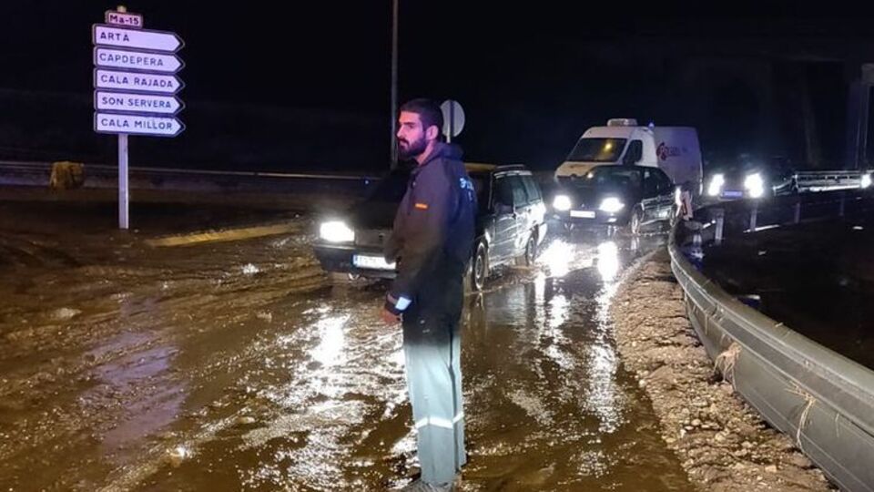 Десятки водителей оказались в ловушке на дорогах из-за наводнения на Майорке