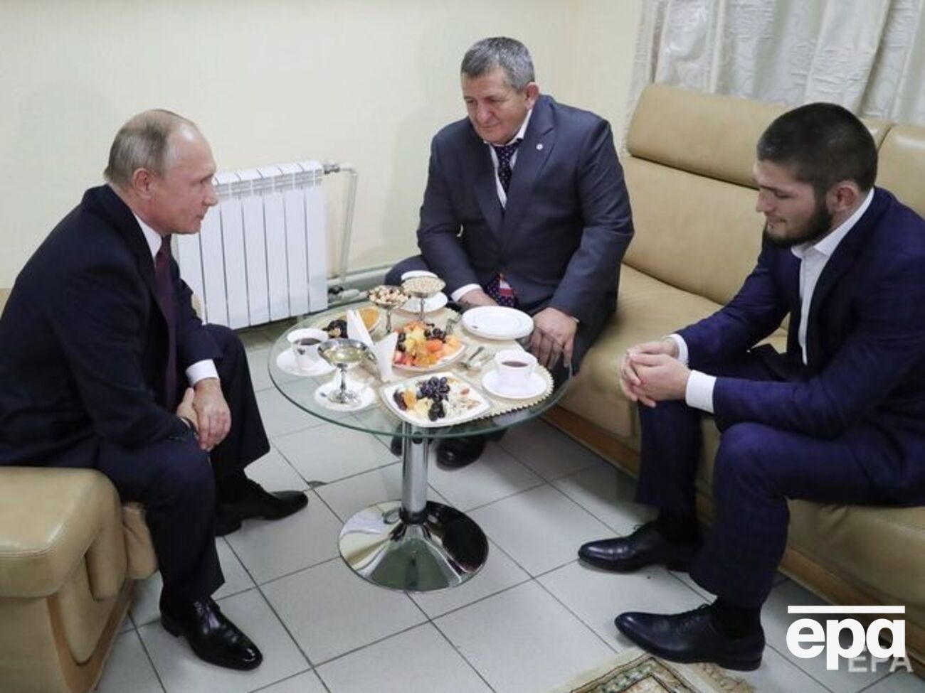 Путін зустрівся з російським бійцем Нурмагомедовим (праворуч) і його батьком (у центрі)