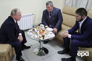 Путін зустрівся з російським бійцем Нурмагомедовим (праворуч) і його батьком (у центрі)