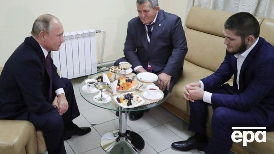 Путин встретился с российским бойцом Нурмагомедовым (справа) и его отцом (по центру)