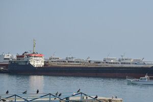 Суховантаж своїм ходом вирушив ближче до берега для відкачування води