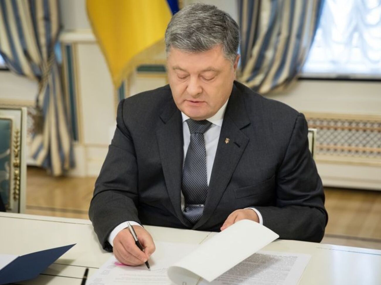 Порошенко підписав закон про зміну назви бюджетної програми