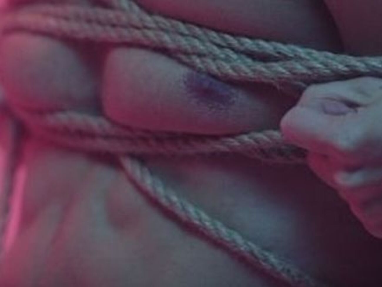 В клипе певица связывает главного героя