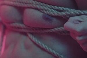 В клипе певица связывает главного героя