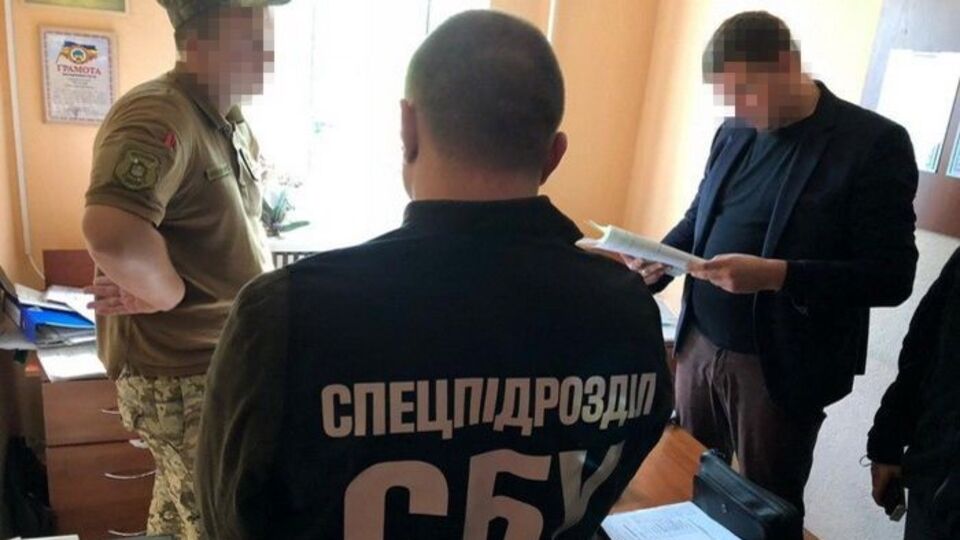 Сотрудника военкомата задержали на рабочем месте