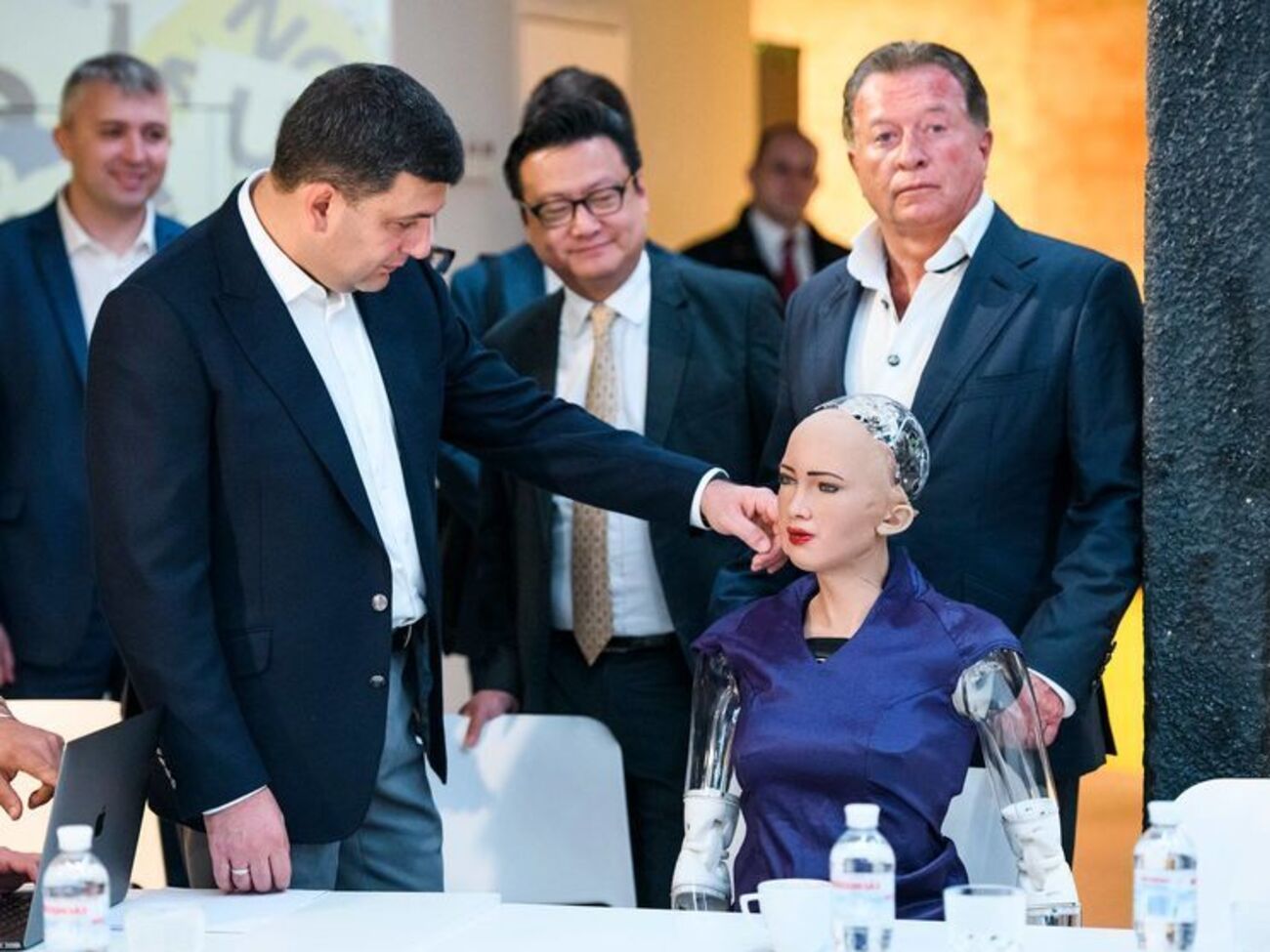 Гройсман зустрівся з роботом Софією в технопарку UnitCITY