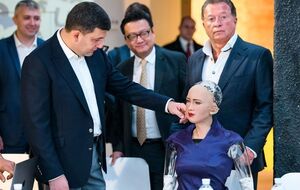 Гройсман зустрівся з роботом Софією в технопарку UnitCITY