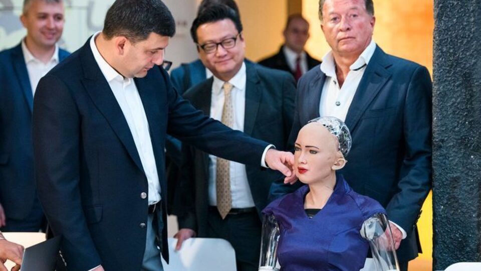 Гройсман встретился с роботом Софией в технопарке UnitCITY