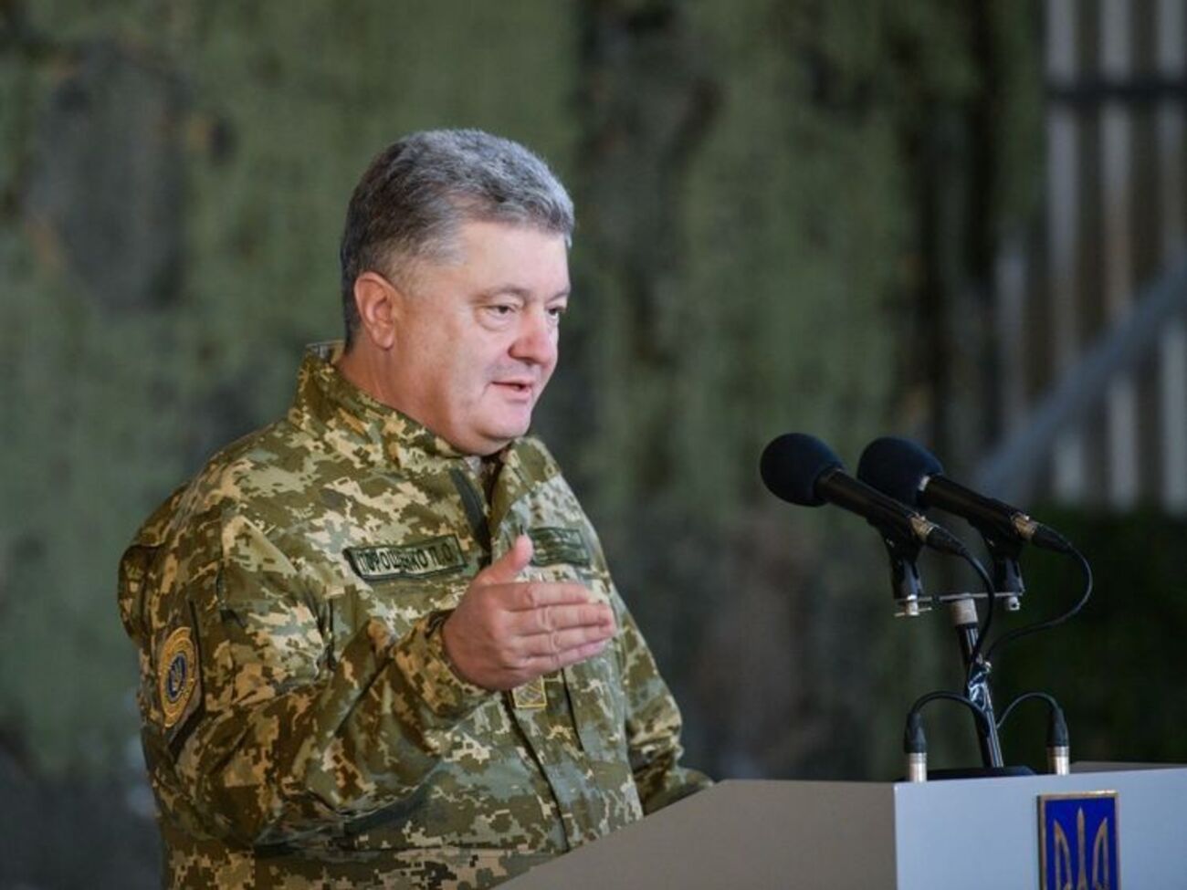 Порошенко: Це правильне ставлення до гімну, герба, прапора й армії