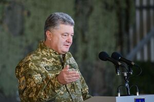 Порошенко: Это правильное отношение к гимну, гербу, армии и флагу