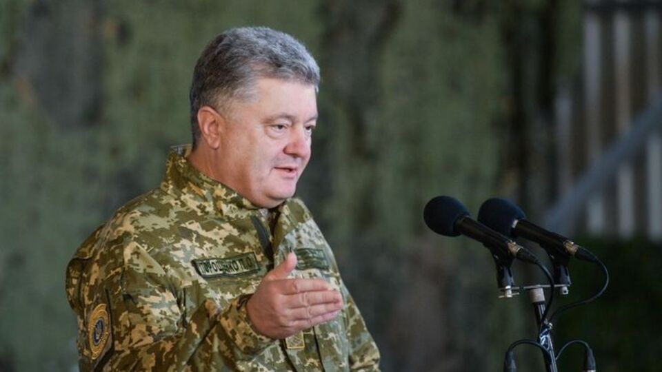 Порошенко: Это правильное отношение к гимну, гербу, армии и флагу