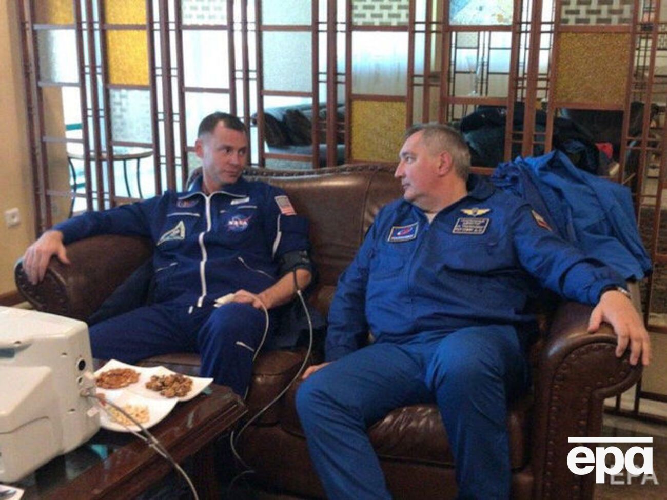 Астронавт NASA Нік Гейґ (ліворуч) і генеральний директор "Роскосмосу" Дмитро Рогозін