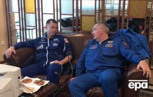 Астронавт NASA Нік Гейґ (ліворуч) і генеральний директор "Роскосмосу" Дмитро Рогозін