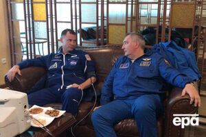 Астронавт NASA Нік Гейґ (ліворуч) і генеральний директор "Роскосмосу" Дмитро Рогозін