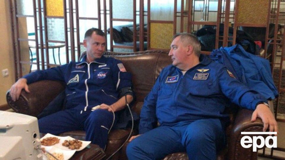 Астронавт NASA Ник Хейг (слева) и гендиректор "Роскосмоса" Дмитрий Рогозин