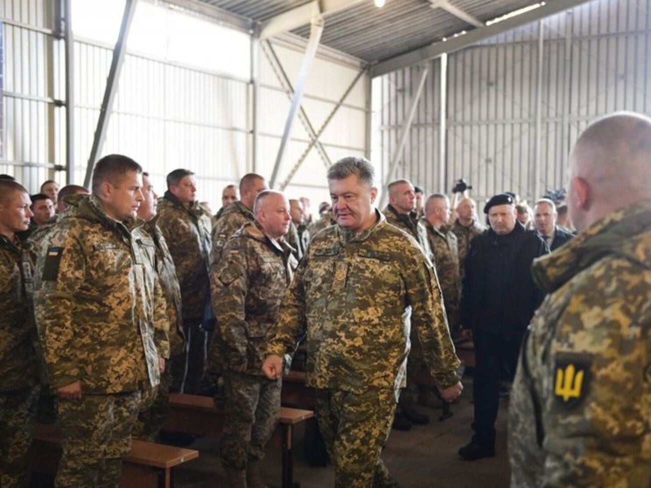 Порошенко: Парламент поддержал предложения президента, принял закон, и я его подписал