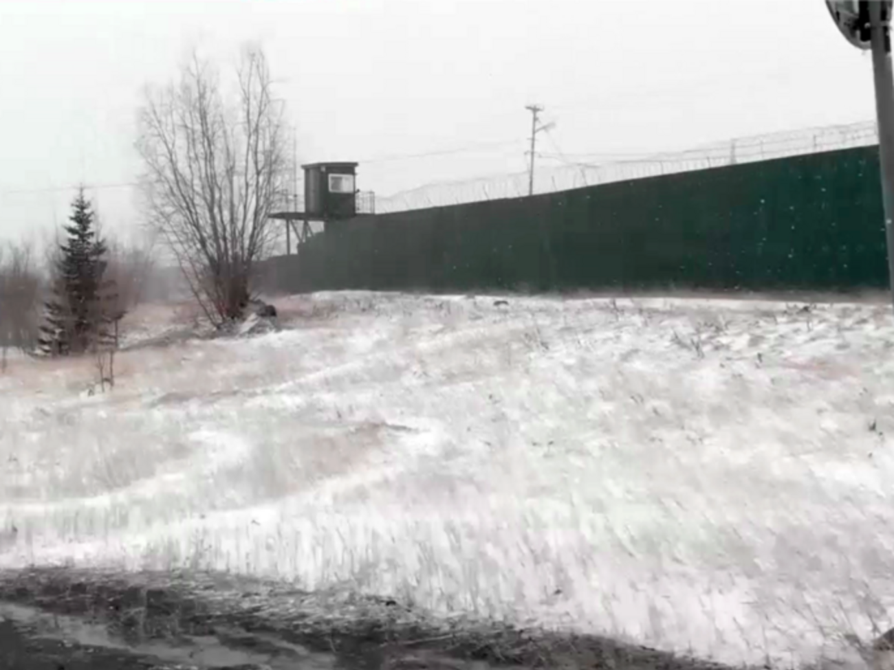 Сенцов отбывает срок в колонии в заполярном Лабытнанги